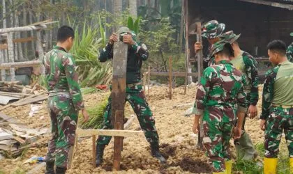 Siasati Logistik Jalur Sungai, Satgas TMMD ke-130 Kebut Pemasangan Pondasi RTLH Bapak Mulyono