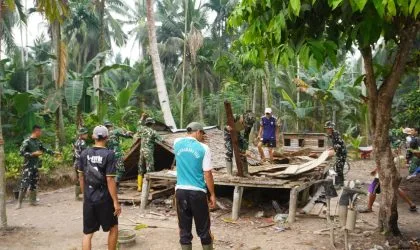 Kondisi Sangat Memprihatinkan, Satgas TMMD 130 dan Warga Robohkan Rumah Bapak Supiandi untuk Dibangun Ulang