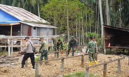 Siasati Keterlambatan Material, Satgas TMMD dan Bhabinkamtibmas Pasang Bouwplank Pastikan Presisi Pondasi RTLH Bapak Mulyono