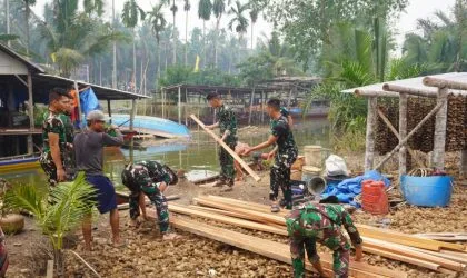 Taklukkan Jarak Jalur Sungai, Material TMMD Tiba via Pompong dan Langsung Dibongkar Gotong Royong