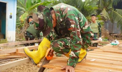 Lantai Dasar Mulai Terlihat, Satgas TMMD 130 Kebut Pemasangan Tiang Kerangka RTLH Bapak Mulyono