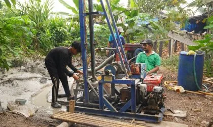 Material Tiba, Satgas TMMD 130 Langsung Tancap Gas Pasang Instalasi Pipa Sumur Bor Titik 1