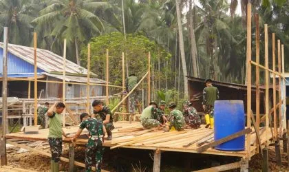 Kebut Pengerjaan RTLH, Tiang-Tiang Utama Rumah Bapak Mulyono Mulai Berdiri Kokoh