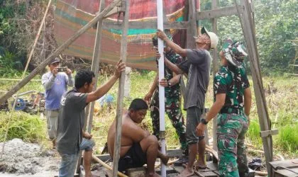 Kemanunggalan TNI-Rakyat Kian Erat, Satgas dan Warga Bahu-Membahu Kebut Sumur Bor Titik 5