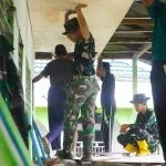 Kemanunggalan di Akhir Pekan, Satgas TMMD dan Warga Teliti Bongkar Dek Lapuk Madrasah Nurul Ihsan