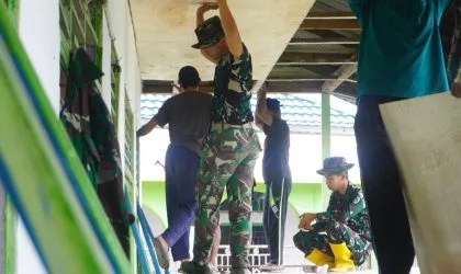 Kemanunggalan di Akhir Pekan, Satgas TMMD dan Warga Teliti Bongkar Dek Lapuk Madrasah Nurul Ihsan