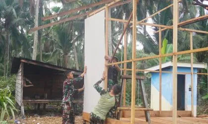 Pasang Dinding GRC, Progres Bedah Rumah Bapak Mulyono Melesat Sentuh 60 Persen