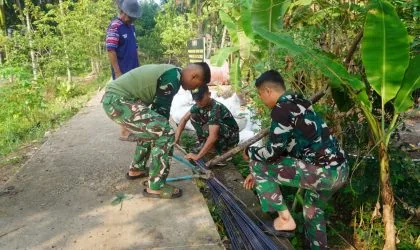 Wujudkan Akses Air Bersih, Satgas TNI dan Warga Kebut Pembangunan Pondasi Tedmon Sumur Bor