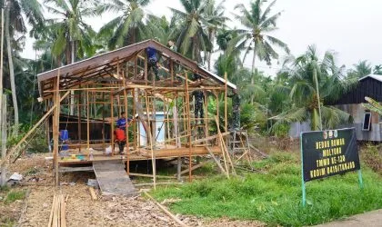 Atap Seng Mulai Terpasang, Progres Bedah Rumah Bapak Mulyono Melesat Sentuh 65 Persen