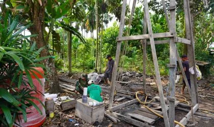 Persiapan Matang, Satgas dan Warga Rangkai Pipa Bor Manual di Sasaran 2, Progres Sentuh 5 Persen